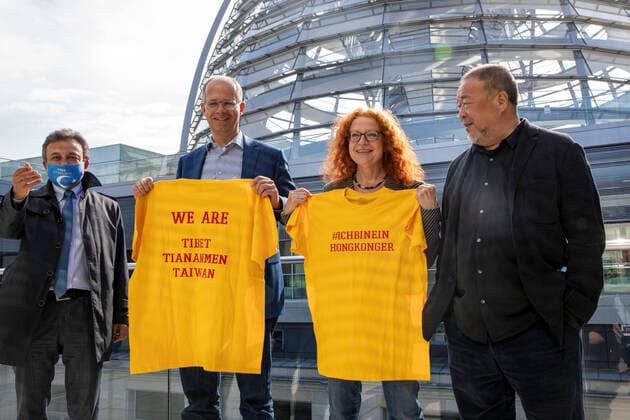 Bilder des Jahres 2020, News 09 September News Themen der Woche KW40 News Bilder des Tages Deutschland, Berlin, Bundestag, FDP Fraktion, Diskussionsveranstaltung ICH BIN EIN HONGKONGER mit dem Chinesischen Künstler Ai Weiwei, links Michael Brand CDU und Magarete Pause B90 Grüne, 29.09.2020 *** Germany, Berlin, Bundestag, FDP fraction, discussion event I AM A HONG CONGER with the Chinese artist Ai Weiwei, left Michael Brand CDU and Magarete Pause B90 Greens, 29 09 2020