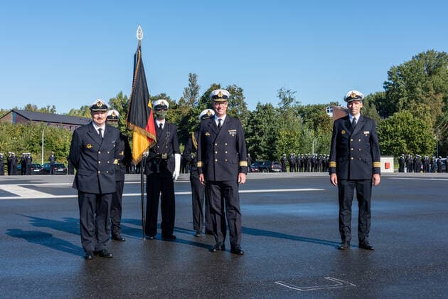 Eckernförde, 29.09.2020 Im Marinestützpunkt Eckernförde übergab der Kommandeur der Einsatzflottille 1, Flottillenadmiral Christian Bock (51), heute das Kommando über das 1. Ubootgeschwader von Fregattenkapitän Timo Cordes (44) an Fregattenkapitän FrÃ dÃ ric Strauch (43). Fregattenkapitän Cordes führte das 1. Ubootgeschwader, mit seinen rund 850 Soldatinnen und Soldaten, sechs Ubooten, drei Flottendienstbooten, einer Ubootunterstützungseinheit verteilt auf vier Landdienststellen, seit Juli 2018. Für Fregattenkapitän FrÃ dÃ ric Strauch ist die Übernahme des Kommandos nach sechs Jahren in außerheimischen Gewässern die Rückkehr zu den Wurzeln.