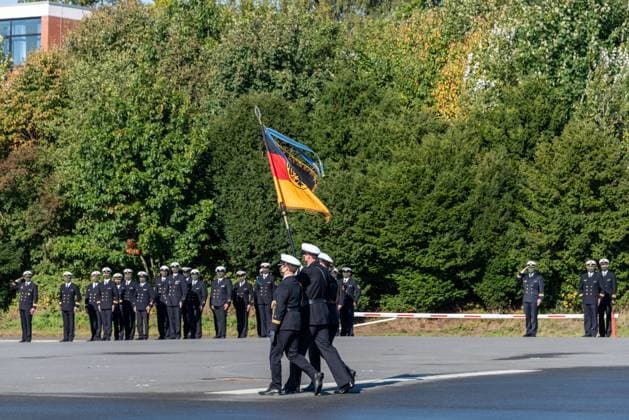 Eckernförde, 29.09.2020 Im Marinestützpunkt Eckernförde übergab der Kommandeur der Einsatzflottille 1, Flottillenadmiral Christian Bock (51), heute das Kommando über das 1. Ubootgeschwader von Fregattenkapitän Timo Cordes (44) an Fregattenkapitän FrÃ dÃ ric Strauch (43). Fregattenkapitän Cordes führte das 1. Ubootgeschwader, mit seinen rund 850 Soldatinnen und Soldaten, sechs Ubooten, drei Flottendienstbooten, einer Ubootunterstützungseinheit verteilt auf vier Landdienststellen, seit Juli 2018. Für Fregattenkapitän FrÃ dÃ ric Strauch ist die Übernahme des Kommandos nach sechs Jahren in außerheimischen Gewässern die Rückkehr zu den Wurzeln.