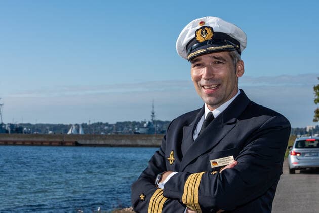 News Bilder des Tages Eckernförde, 29.09.2020 Im Marinestützpunkt Eckernförde übergab der Kommandeur der Einsatzflottille 1, Flottillenadmiral Christian Bock (51), heute das Kommando über das 1. Ubootgeschwader von Fregattenkapitän Timo Cordes (44) an Fregattenkapitän FrÃ dÃ ric Strauch (43). Fregattenkapitän Cordes führte das 1. Ubootgeschwader, mit seinen rund 850 Soldatinnen und Soldaten, sechs Ubooten, drei Flottendienstbooten, einer Ubootunterstützungseinheit verteilt auf vier Landdienststellen, seit Juli 2018. Für Fregattenkapitän FrÃ dÃ ric Strauch ist die Übernahme des Kommandos nach sechs Jahren in außerheimischen Gewässern die Rückkehr zu den Wurzeln.