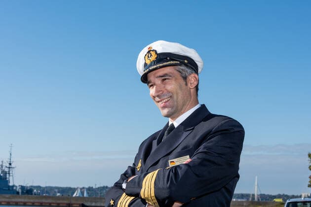 Eckernförde, 29.09.2020 Im Marinestützpunkt Eckernförde übergab der Kommandeur der Einsatzflottille 1, Flottillenadmiral Christian Bock (51), heute das Kommando über das 1. Ubootgeschwader von Fregattenkapitän Timo Cordes (44) an Fregattenkapitän FrÃ dÃ ric Strauch (43). Fregattenkapitän Cordes führte das 1. Ubootgeschwader, mit seinen rund 850 Soldatinnen und Soldaten, sechs Ubooten, drei Flottendienstbooten, einer Ubootunterstützungseinheit verteilt auf vier Landdienststellen, seit Juli 2018. Für Fregattenkapitän FrÃ dÃ ric Strauch ist die Übernahme des Kommandos nach sechs Jahren in außerheimischen Gewässern die Rückkehr zu den Wurzeln.