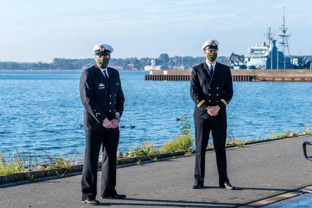 Eckernförde, 29.09.2020 Im Marinestützpunkt Eckernförde übergab der Kommandeur der Einsatzflottille 1, Flottillenadmiral Christian Bock (51), heute das Kommando über das 1. Ubootgeschwader von Fregattenkapitän Timo Cordes (44) an Fregattenkapitän FrÃ dÃ ric Strauch (43). Fregattenkapitän Cordes führte das 1. Ubootgeschwader, mit seinen rund 850 Soldatinnen und Soldaten, sechs Ubooten, drei Flottendienstbooten, einer Ubootunterstützungseinheit verteilt auf vier Landdienststellen, seit Juli 2018. Für Fregattenkapitän FrÃ dÃ ric Strauch ist die Übernahme des Kommandos nach sechs Jahren in außerheimischen Gewässern die Rückkehr zu den Wurzeln.