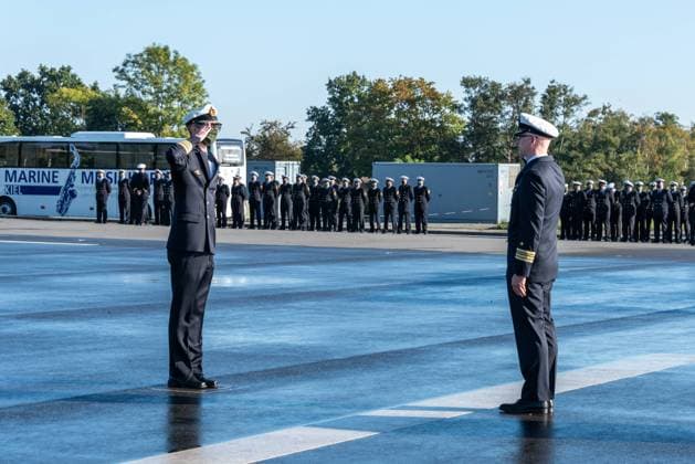 Eckernförde, 29.09.2020 Im Marinestützpunkt Eckernförde übergab der Kommandeur der Einsatzflottille 1, Flottillenadmiral Christian Bock (51), heute das Kommando über das 1. Ubootgeschwader von Fregattenkapitän Timo Cordes (44) an Fregattenkapitän FrÃ dÃ ric Strauch (43). Fregattenkapitän Cordes führte das 1. Ubootgeschwader, mit seinen rund 850 Soldatinnen und Soldaten, sechs Ubooten, drei Flottendienstbooten, einer Ubootunterstützungseinheit verteilt auf vier Landdienststellen, seit Juli 2018. Für Fregattenkapitän FrÃ dÃ ric Strauch ist die Übernahme des Kommandos nach sechs Jahren in außerheimischen Gewässern die Rückkehr zu den Wurzeln.