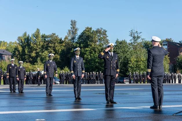 Eckernförde, 29.09.2020 Im Marinestützpunkt Eckernförde übergab der Kommandeur der Einsatzflottille 1, Flottillenadmiral Christian Bock (51), heute das Kommando über das 1. Ubootgeschwader von Fregattenkapitän Timo Cordes (44) an Fregattenkapitän FrÃ dÃ ric Strauch (43). Fregattenkapitän Cordes führte das 1. Ubootgeschwader, mit seinen rund 850 Soldatinnen und Soldaten, sechs Ubooten, drei Flottendienstbooten, einer Ubootunterstützungseinheit verteilt auf vier Landdienststellen, seit Juli 2018. Für Fregattenkapitän FrÃ dÃ ric Strauch ist die Übernahme des Kommandos nach sechs Jahren in außerheimischen Gewässern die Rückkehr zu den Wurzeln.