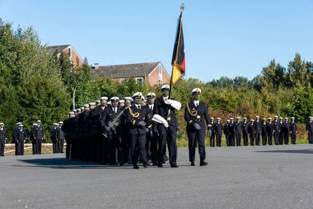 Eckernförde, 29.09.2020 Im Marinestützpunkt Eckernförde übergab der Kommandeur der Einsatzflottille 1, Flottillenadmiral Christian Bock (51), heute das Kommando über das 1. Ubootgeschwader von Fregattenkapitän Timo Cordes (44) an Fregattenkapitän FrÃ dÃ ric Strauch (43). Fregattenkapitän Cordes führte das 1. Ubootgeschwader, mit seinen rund 850 Soldatinnen und Soldaten, sechs Ubooten, drei Flottendienstbooten, einer Ubootunterstützungseinheit verteilt auf vier Landdienststellen, seit Juli 2018. Für Fregattenkapitän FrÃ dÃ ric Strauch ist die Übernahme des Kommandos nach sechs Jahren in außerheimischen Gewässern die Rückkehr zu den Wurzeln.