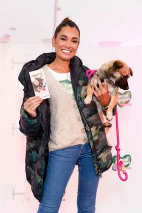 Bilder des Jahres 2020, Entertainment 09 September Entertainment Themen der Woche KW40 Entertainment Bilder des Tages Jana Ina Zarrella mit Hund Cici beim Pressetermin zur Charity-Initinative Tierisch engagiert unterstützt von Fressnapf im Tierheim Köln-Zollstock. Für die Aktion Freundschaft verbindet hat sie ein Freundschaftsarmband designt, dessen Erlöse direkt an den Tierschutz und in tiertherapeutische Einrichtungen fließt. Köln, 29.09.2020 *** Jana Ina Zarrella with dog Cici at the press event for the charity initiative Tierisch engagiert supported by Fressnapf at the animal shelter in Cologne Zollstock She has designed a friendship bracelet for the Freundschaft verbindet campaign, the proceeds of which will go directly to animal welfare and animal therapy facilities Cologne, 29 09 2020 Foto:xC.xHardtx xFuturexImage