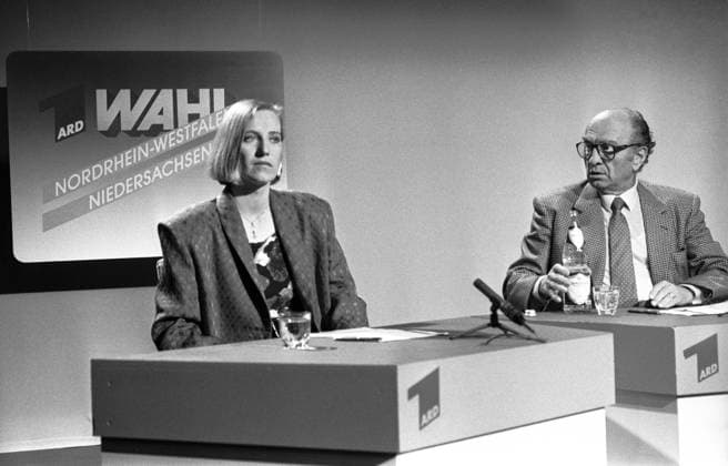 Deutschland, Bonn, 13.05.1990 Archiv-Nr.: 16-21-12 Wahlabend zur Landtagswahl in NRW und Niedersachsen Foto: Verena Krieger (Grüne) und Otto Graf Lambsdorff (FDP) im WDR-Wahlstudio Wahlabend zur Landtagswahl in NRW und Niedersachsen *** Germany, Bonn, 13 05 1990 Archive No 16 21 12 Election evening for the state elections in NRW and Lower Saxony Photo Verena Krieger Grüne and Otto Graf Lambsdorff FDP in the WDR election studio Election evening for the state elections in NRW and Lower Saxony
