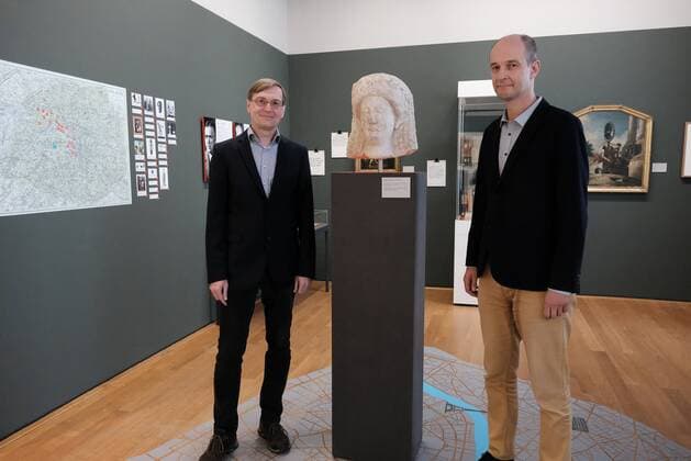 Bilder des Jahres 2020, Entertainment 09 September Entertainment Themen der Woche KW40 Entertainment Bilder des Tages 29.09.2020 xkhx Kassel Schloss Wilhelmshöhe Museumslandschaft Hessen Kassel (MHK) Erwerbungen von Kunstobjekten für die Kasseler Sammlungen, die während der deutschen Besetzung Frankreichs in Paris 1941 und 1942 links Günther Kuss (Provenienzforschung MHK) und rechts Dr. Justus Lange (Leiter Gemäldegalerie Alte Meister MHK) *** 29 09 2020 xkhx Kassel Schloss Wilhelmshöhe Museumslandschaft Hessen Kassel MHK Acquisitions of art objects for the Kassel collections that were acquired in Paris during the German occupation of France in 1941 and 1942 left Günther Kuss Provenance Research MHK and right Dr Justus Lange Head of the Old Masters Picture Gallery MHK