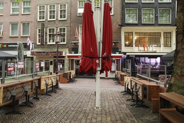 Restaurants and cafÃ are seen closed at the Rembramdtpplein amid the coronavirus pandemic on September 28, 2020 in Amsterdam,Netherlands. The Prime minister Mark Rutte announce new measures to combat the spread of the virus in especially for the three big cities Amsterdam, Rotterdam and The Hague where infections are increasing. Amsterdam and The Hague are among the 10 cities most positive coronavirus cases per head of the population in Europe, The list is headed by Paris, with 231 cases per 100,000 people and Amsterdam is in sixth place with 194 cases per 100,000. Amsterdam Netherlands Copyright: xPauloxAmorimx pawp20200928001
