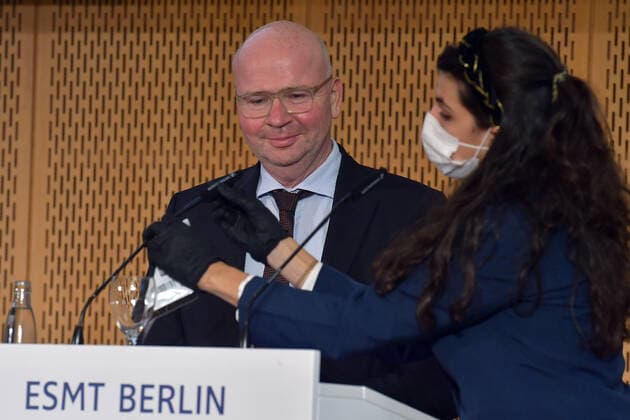 Preisverleihung Macher des Ostens 2020 Markus Voigt, Praesident, Verein Berliner Kaufleute und Industrieller (VBKI) Eine Mitarbeiterin reinigt die MiKrofone, nach jeder Ansprache Festakt zur Preisverleihung, Macher (Ehrenpreis) des Ostens in Berlin am 29.09.2020