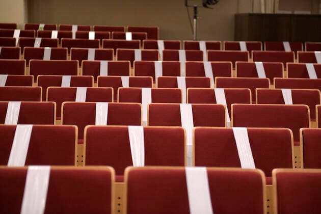 25.09.2020, Klassikfestival Bad Wörishofen, Festival der Nationen 2020 im Kurhaus Bad Wörishofen im Allgäu, Hier im Kurtheater neben dem Kursaal sind eine maximale Anzahl Besucher, 100 Personen zugelassen, der Rest der Sitze ist mit Sperrband abgeklebt. 25.09.2020, Klassikfestival Bad Wörishofen 25.09.2020, Klassikfestival Bad Wörishofen