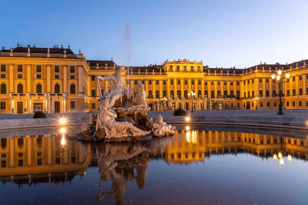 Schloss Schönbrunn Brunnen im Ehrenhof von Schloss Schönbrunn in der Abenddämmerung, UNESCO Welterbe in Wien, Österreich, Europa Parade Court fountain and Schönbrunn Palace at dusk, UNESCO World Heritage Site in Vienna, Austria, Europe *** Schönbrunn Palace fountain in the courtyard of Schönbrunn Palace at dusk, UNESCO World Heritage Site in Vienna, Austria, Europe Parade Court fountain and Schönbrunn Palace at dusk, UNESCO World Heritage Site in Vienna, Austria, Europe