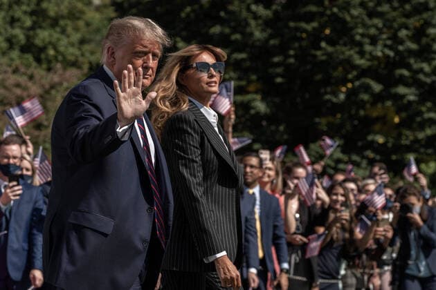 September 29, 2020, Washington, District of Columbia, USA: United States President Donald J. Trump and First lady Melania Trump wave to supporters as they walk across the South Lawn to Marine One at the White House in Washington, DC on Monday, September 28, 2020. Trump is traveling to participate in the First Presidential Debate against former Vice President Joe Biden in Cleveland, Ohio Washington USA - ZUMAs152 20200929_zaa_s152_142 Copyright: xKenxCedenox-xPoolxViaxCnpx