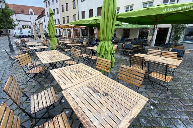 Themenbild: Coronavirus Pandemie Folgen fuer die Gastronomie. Leere, unbesetzte freie Stuehle und Tische im Aussenbereich eines Restaurants in in Muenchen am 28.09.2020. Leere Tische und Stuehle,Schliessung-Folge der Corona Pandemie,Lockdown