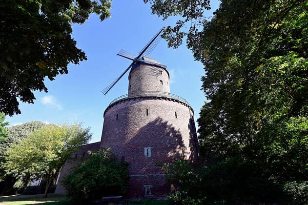 07.09.2020. Deutschland, NRW, Niederrhein, Kempen, Stadtportrait. Die Stadt Kempen liegt am Niederrhein im Westen Nordrhein-Westfalens und ist eine Mittlere kreisangehoerige Stadt des Kreises Viersen im Regierungsbezirk Duesseldorf. Kempen hat ca. 34.500 Einwohner und ist im Landesentwicklungsplan NRW als Mittelzentrum ausgewiesen. Blick auf die Turmmuehle in der historischen Altstadt. Stadtportait Kempen