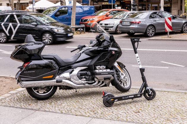 29.09.2020,Berlin,Deutschland,GER,Honda Motorrad GoldWing,E-Scooter Bird gesehen am Kurfürstendamm. *** 29 09 2020,Berlin,Germany,GER,Honda Motorcycle GoldWing,E Scooter Bird seen at Kurfürstendamm
