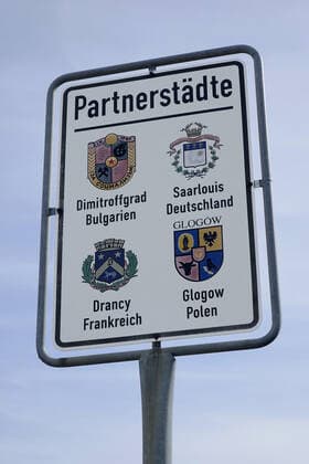Partnerstädte von Eisenhüttenstadt Partnerstädte von Eisenhüttenstadt, 19.09.2020, Eisenhüttenstadt, Brandenburg, Auf einem Schild sind die Wappen der Partnerstädte von Eisenhüttenstadt abgebildet. *** Twin towns of Eisenhüttenstadt Twin towns of Eisenhüttenstadt, 19 09 2020, Eisenhüttenstadt, Brandenburg, The coats of arms of the twin towns of Eisenhüttenstadt are shown on a signboard