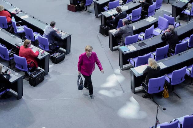 179. Bundestagssitzung im Reichstag in Berlin Aktuell, 30.09.2020, Berlin Angela Merkel die Bundeskanzlerin der Bundesrepublik Deutschland am Ende der Haushaltsdebatte auf dem Weg zurueck ins Kanleramt bei der 179. Sitzung des Deutschen Bundestag in Berlin Berlin Berlin Deutschland