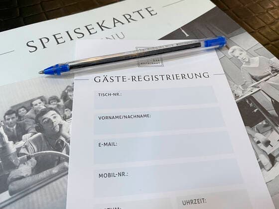 News Bilder des Tages Symbolfoto Gaeste Registrierung und Nachverfolgung Symbolbild der Gaeste Registrierung zur Nachverfolgung von Besuchern und Gaesten in Restaurants, Bars und der gesamten Gastronomie zur Bekaempfung der Corona Krise. Berlin Berlin Deutschland