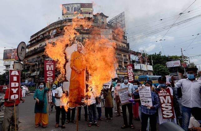 Bilder des Jahres 2020, News 09 September News Themen der Woche KW40 Kolkata: DSO activists protest over Hathras gangrape Activists of Democratic Students Organization (DSO) burn a cutout of Chief Minister Yogi Adityanath during the protest over the death of Hathras gang rape victim. Kolkata West Bengal India Copyright: SandipxSaha