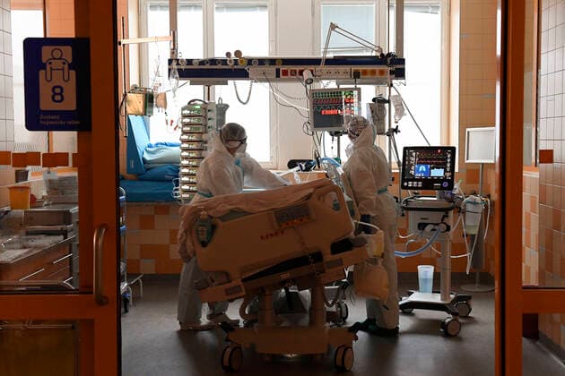 Czechia sees highest daily rise in hospitalised COVID-19 patients. On Tuesday, 976 people were in Czech hospitals, including more than 200 in serious condition. The rise in people with COVID-19 treated in hospital was 151 on Tuesday, which has been the highest daily number of hospitalised infected persons since the epidemic outbreak in March. Hospitalised coronavirus patients in General University Hospital in Prague, Czech Republic, September 30, 2020. (CTKxPhoto OndrejxDeml) CTKPhotoP202009300920001 dml 012