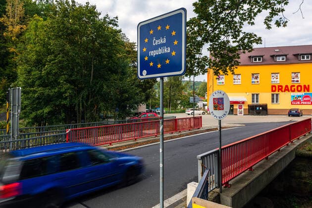 30..09.2020, Deutschland,Sachsen, , Sächsische Schweiz,Sebnitz: Blick auf den Grenzübergang nach Tschechien. An der Grenze zu Tschechien gelten infolge der gestiegenen Corona-Infektionszahlen neue Quarantäne Ð Regelungen für Reisen in das Nachbarland. Deutschland hatte Tschechien zum Risikogebiet erklärt und eine Reisewarnung ausgesprochen. Deutsche dürfen sich nur noch 48 Stunden in Tschechien aufhalten, ohne in Quarantäne zu müssen. Tschechen dürfen sich ohne anschließende Quarantäne 24 Stunden in Deutschland aufhalten.