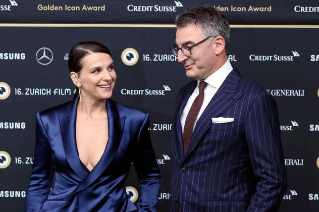 Juliette Binoche und Christian Jungen bei der Premiere des Kinofilms La bonne Ã pouse und der Verleihung des ZFF Golden Icon Award auf dem 16. Zurich Film Festival 2020 im Kino Corso. Zürich, 30.09.2020