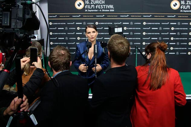 Juliette Binoche bei der Premiere des Kinofilms La bonne Ã pouse und der Verleihung des ZFF Golden Icon Award auf dem 16. Zurich Film Festival 2020 im Kino Corso. Zürich, 30.09.2020