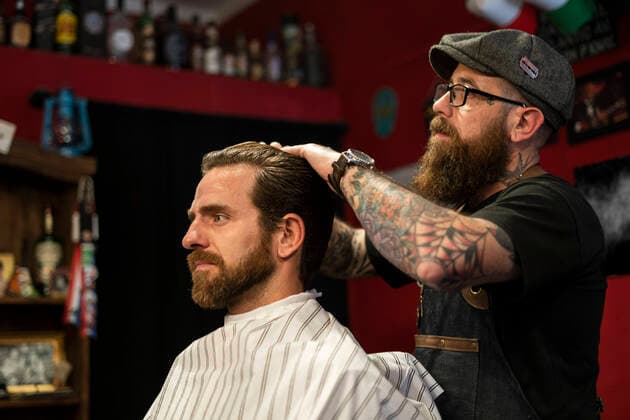 IMAGO Creative: Kreative Renaissance -- der junge Entrepreneur Hairdresser styling man s hair in salon Copyright: FrédéricxCirou B89888039