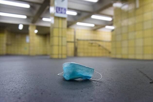 Berlin, Maske im Ubahnhof Deutschland, Berlin - 29.09.2020: Im Bild ist eine Einwegmaske auf dem Boden im U-Bahnhof Friedrichstraße zu sehen. Berlin Berlin Deutschland