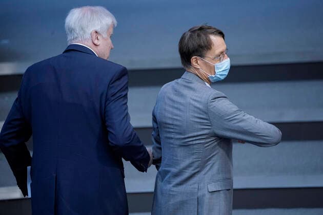 180. Bundestagssitzung im Reichstag in Berlin Aktuell, 01.10.2020, Berlin Prof. Dr. Karl Lauterbach im Plenum bei der Haushaltsdebatte gemeinsam mit Innenminister Horst Seehofer zur 180. Sitzung des Deutschen Bundestag in Berlin Berlin Berlin Deutschland