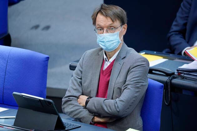 180. Bundestagssitzung im Reichstag in Berlin Aktuell, 01.10.2020, Berlin Prof. Dr. Karl Lauterbach im Plenum bei der Haushaltsdebatte auf der SPD Bank zur 180. Sitzung des Deutschen Bundestag in Berlin Berlin Berlin Deutschland