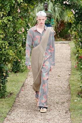 (201001) -- PARIS, Oct. 1, 2020 -- A model presents a creation by KENZO during the Paris Fashion Week s Women Spring Summer 2021 ready-to-wear fashion show in Paris, France, on Sept. 30, 2020. (Photo by Xinhua) FRANCE-PARIS-FASHION WEEK-KENZO PieroxBiasion 