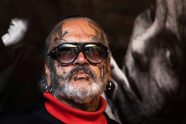 Bilder des Jahres 2020, Entertainment 10 Oktober Entertainment Themen der Woche KW40 Entertainment Bilder des Tages Fotograf und Tuersteher des Clubs Berghain Sven Marquardt waehrend eines Presserundgangs vor der Eroeffnung seiner Ausstellung Stageless im Friedrichstadt Palast in Berlin am 1. Oktober 2020. Ausstellung des Fotografen Sven Marquardt in Berlin *** Photographer and doorkeeper of the Club Berghain Sven Marquardt during a press tour before the opening of his exhibition Stageless in the Friedrichstadt Palast in Berlin on 1 October 2020 Exhibition of the photographer Sven Marquardt in Berlin