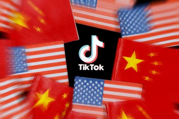 Das Logo der Video-App Tiktok auf einem Bildschirm umringt von chinesischen und US-Flaggen. Ein Richter hat Donald Trumps TikTok-Verbot für unwirksam erklärt. (Symbolfoto, Themenfoto) *** The logo of the video app Tiktok on a screen surrounded by Chinese and US flags A judge has declared Donald Trumps TikTok ban ineffective Symbol photo, theme photo Foto:xC.xHardtx xFuturexImage