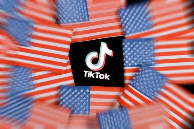 Das Logo der Video-App Tiktok auf einem Bildschirm umringt von US-Flaggen. Ein Richter hat Donald Trumps TikTok-Verbot für unwirksam erklärt. (Symbolfoto, Themenfoto) *** The logo of the video app Tiktok on a screen surrounded by US flags A judge has declared Donald Trumps TikTok ban ineffective Symbol photo, theme photo Foto:xC.xHardtx xFuturexImage