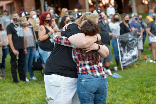 News Bilder des Tages Las Vegas NV - Oct 01: Sunrise remembrance service marking three years since the mass shooting that Killed 58 at the Clark County Government Center amphitheater in downtown Las Vegas on on October 01, 2020. Copyright: xDamairsxCarter MediaPunchx