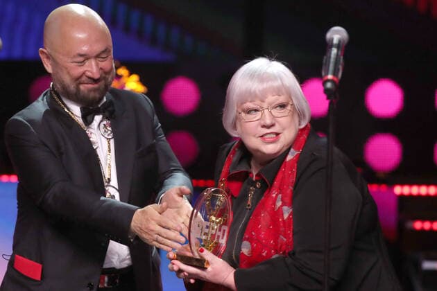 Bilder des Jahres 2020, Entertainment 10 Oktober Entertainment Themen der Woche KW40 Entertainment Bilder des Tages MOSCOW, RUSSIA - OCTOBER 1, 2020: Film director and producer Timur Bekmambetov (L) presents the Special Prize for the Outstanding Achievement in the Career of Acting and Devotion to the Principles of Stanislavsky s School to actress Svetlana Kryuchkova during the opening ceremony of the 42nd Moscow International Film Festival at the Rossiya Theatre. Vyacheslav Prokofyev TASS  TS0E925B