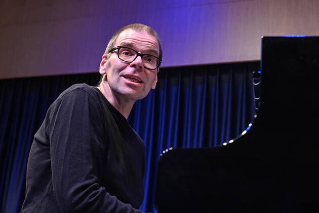 Konzert des David Wagner Alles Wagner , im Rahmen der Veranstaltung Blätterauschen , der Salzkammergut Festwochen Gmunden, in der Landesmusikschule Gmunden, am 01.10.20. Das Bild zeigt den Musiker und Parodisten David Wagner während seines Auftritts. 2020 - Konzert des David Wagner Alles Wagner , im Rahmen der Veranstaltung Blätterauschen , der Salzkammergut Festwochen Gmunden, am 01.10.20, in Gmunden.