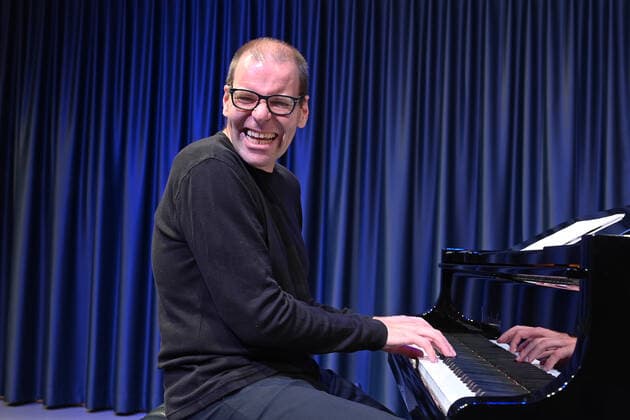 Konzert des David Wagner Alles Wagner , im Rahmen der Veranstaltung Blätterauschen , der Salzkammergut Festwochen Gmunden, in der Landesmusikschule Gmunden, am 01.10.20. Das Bild zeigt den Musiker und Parodisten David Wagner während seines Auftritts. 2020 - Konzert des David Wagner Alles Wagner , im Rahmen der Veranstaltung Blätterauschen , der Salzkammergut Festwochen Gmunden, am 01.10.20, in Gmunden.