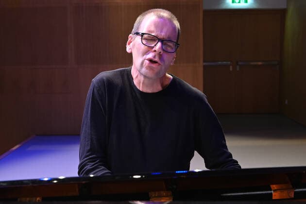 Konzert des David Wagner Alles Wagner , im Rahmen der Veranstaltung Blätterauschen , der Salzkammergut Festwochen Gmunden, in der Landesmusikschule Gmunden, am 01.10.20. Das Bild zeigt den Musiker und Parodisten David Wagner während seines Auftritts. 2020 - Konzert des David Wagner Alles Wagner , im Rahmen der Veranstaltung Blätterauschen , der Salzkammergut Festwochen Gmunden, am 01.10.20, in Gmunden.
