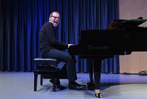 Konzert des David Wagner Alles Wagner , im Rahmen der Veranstaltung Blätterauschen , der Salzkammergut Festwochen Gmunden, in der Landesmusikschule Gmunden, am 01.10.20. Das Bild zeigt den Musiker und Parodisten David Wagner während seines Auftritts. 2020 - Konzert des David Wagner Alles Wagner , im Rahmen der Veranstaltung Blätterauschen , der Salzkammergut Festwochen Gmunden, am 01.10.20, in Gmunden.