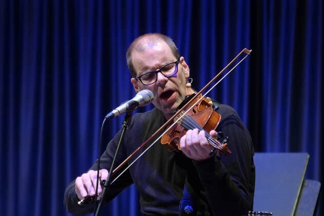 Konzert des David Wagner Alles Wagner , im Rahmen der Veranstaltung Blätterauschen , der Salzkammergut Festwochen Gmunden, in der Landesmusikschule Gmunden, am 01.10.20. Das Bild zeigt den Musiker und Parodisten David Wagner während seines Auftritts. 2020 - Konzert des David Wagner Alles Wagner , im Rahmen der Veranstaltung Blätterauschen , der Salzkammergut Festwochen Gmunden, am 01.10.20, in Gmunden.