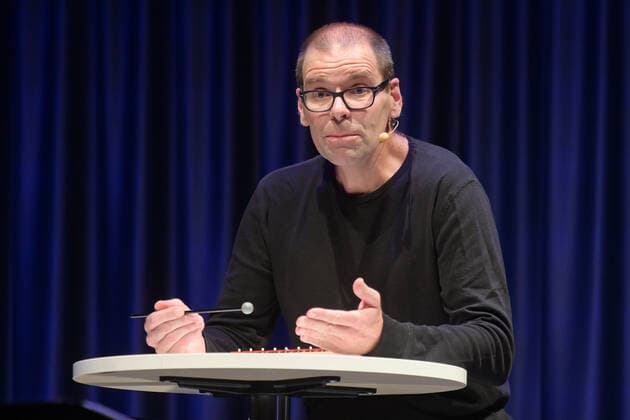 Konzert des David Wagner Alles Wagner , im Rahmen der Veranstaltung Blätterauschen , der Salzkammergut Festwochen Gmunden, in der Landesmusikschule Gmunden, am 01.10.20. Das Bild zeigt den Musiker und Parodisten David Wagner während seines Auftritts. 2020 - Konzert des David Wagner Alles Wagner , im Rahmen der Veranstaltung Blätterauschen , der Salzkammergut Festwochen Gmunden, am 01.10.20, in Gmunden.