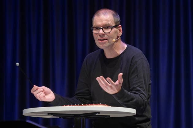 Konzert des David Wagner Alles Wagner , im Rahmen der Veranstaltung Blätterauschen , der Salzkammergut Festwochen Gmunden, in der Landesmusikschule Gmunden, am 01.10.20. Das Bild zeigt den Musiker und Parodisten David Wagner während seines Auftritts. 2020 - Konzert des David Wagner Alles Wagner , im Rahmen der Veranstaltung Blätterauschen , der Salzkammergut Festwochen Gmunden, am 01.10.20, in Gmunden.