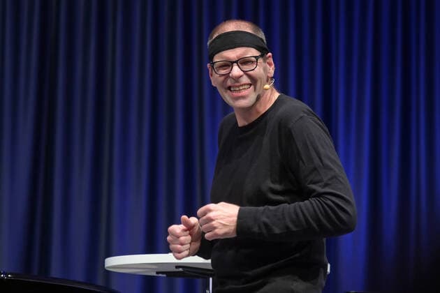 Konzert des David Wagner Alles Wagner , im Rahmen der Veranstaltung Blätterauschen , der Salzkammergut Festwochen Gmunden, in der Landesmusikschule Gmunden, am 01.10.20. Das Bild zeigt den Musiker und Parodisten David Wagner während seines Auftritts. 2020 - Konzert des David Wagner Alles Wagner , im Rahmen der Veranstaltung Blätterauschen , der Salzkammergut Festwochen Gmunden, am 01.10.20, in Gmunden.