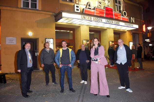 Bilder des Jahres 2020, Entertainment 10 Oktober Entertainment Themen der Woche KW40 Entertainment Bilder des Tages Bernward Geier, David Steyer, Marc Uhlig, Volker Schlöndorff, Sarah Wiener und Stephan Winkler bei der Premiere des Dokumentarfilms Unser Boden, unser Erbe im Kino Babylon. Berlin, 01.10.2020 *** Bernward Geier, David Steyer, Marc Uhlig, Volker Schlöndorff, Sarah Wiener and Stephan Winkler at the premiere of the documentary film Unser Boden, unser Erbe in the cinema Babylon Berlin, 01 10 2020 Foto:xN.xKubelkax xFuturexImage