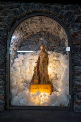 Die Staue der Heiligen Barbara, Schutzpatronin der Bergleute, im Erlebnis Bergwerk Merkers in Merkers (Wartburgkreis) in Thüringen. Besucher können ein Teil des Bergwerkes, in dem immer noch Kali abgebaut wird, bei Führungen und Veranstaltungen bis in 840 Meter Tiefe kennen lernen. Foto: Volker Hohlfeld Heilige Barbara *** The statue of Saint Barbara, patron saint of miners, in the Merkers Adventure Mine in Merkers Wartburgkreis in Thuringia Visitors can get to know a part of the mine where potash is still mined on guided tours and events down to a depth of 840 metres Photo Volker Hohlfeld Saint Barbara