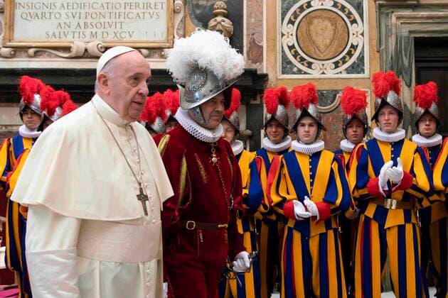NO FRANCE - NO SWITZERLAND: Oct. 2,2020 : Pope Francis received in Audience, in the Vatican Apostolic Palace, the new Recruits of the Pontifical Swiss Guard accompanied by their parents, Sala Clementina  Copyright: x VATICANxMEDIAx CPPx xIPAx x CatholicxPressxPhotox