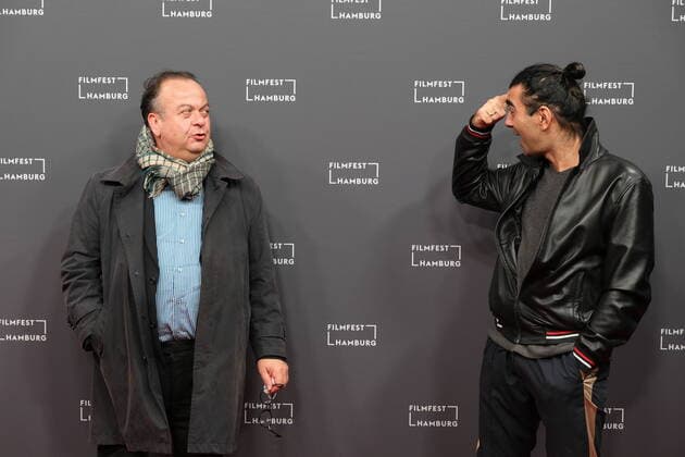 Bilder des Jahres 2020, Entertainment 10 Oktober Entertainment Themen der Woche KW40 Entertainment Bilder des Tages 28. Filmfest Hamburg Hamburg Albert Wiederspiel und Fatih Akin Roter Teppich zur Premiere von Kurz und schmerzlos im Cinemaxx Kino Hamburg Dammtor 2.10.2020 *** 28 Filmfest Hamburg Hamburg Albert Wiederspiel and Fatih Akin Red Carpet for the Premiere of Kurz und schmerzlos at Cinemaxx Kino Hamburg Dammtor 2 10 2020